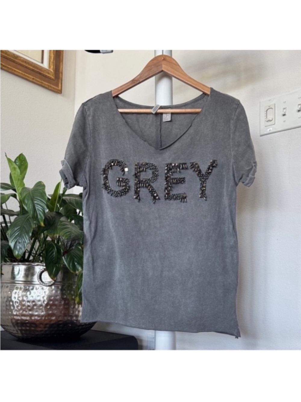 H&M Embellished T shirt/Top/Tee Sz M Gray beaded washed V Neck